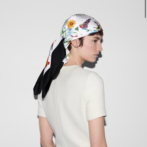 Gucci Floral Print Scarf with Black Border - vintage - authentic - Picture 2 of 3